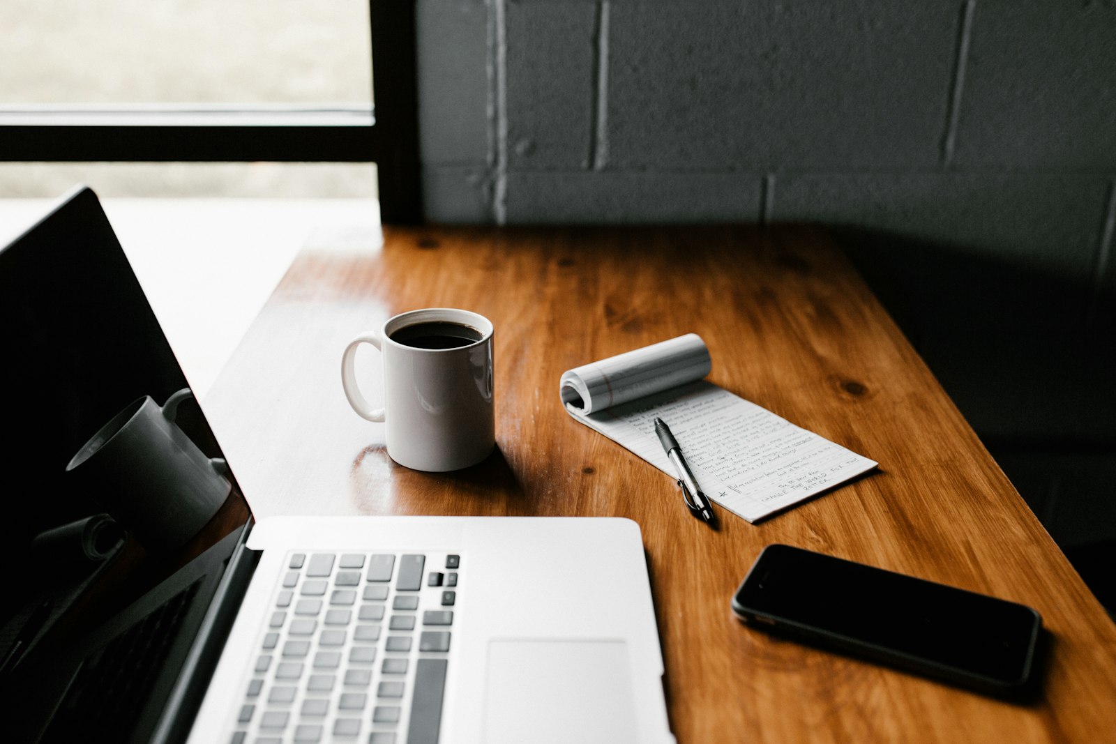 Bureau minimaliste avec ordinateur portable et tasse de café